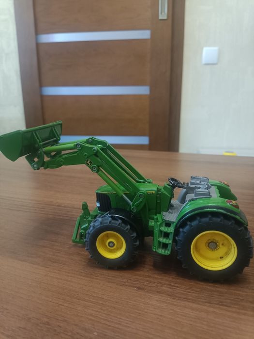 Продам трактор іграшковий металевий Siku John Deere 6820
