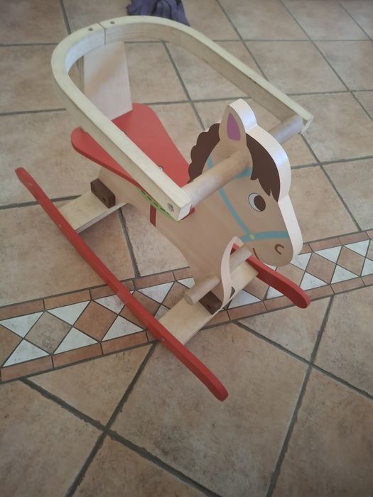 Cavalo madeira de criança