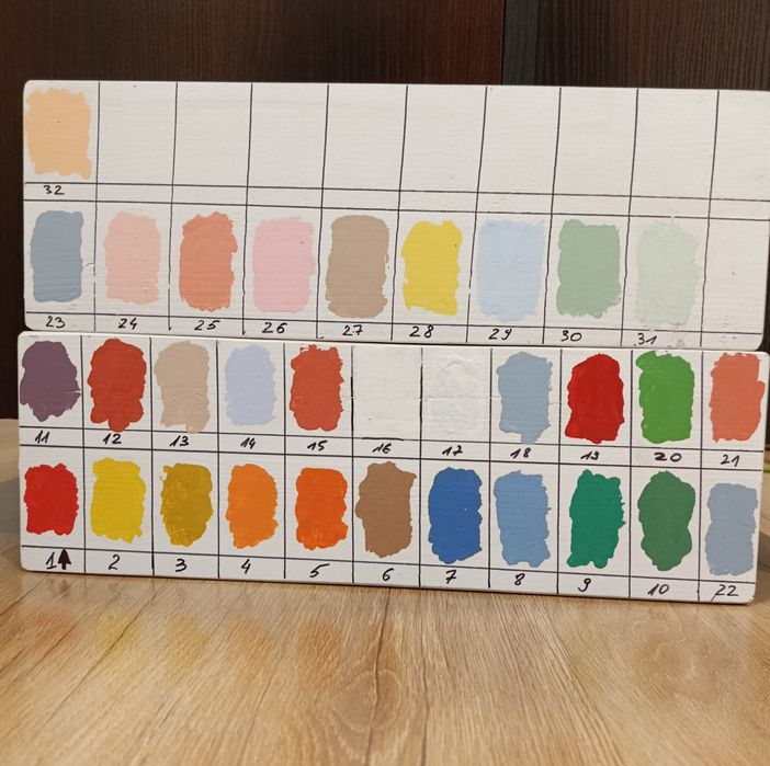 Drewniana paleta z farbami -  rekwizyt foto