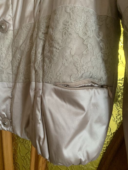 Куртка осінь, у дуже гарному стані,з якісного матеріалу.