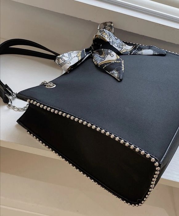 Mala preta com lenço