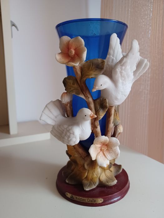Jarra fundo azul e em 3D com flores e pombas.