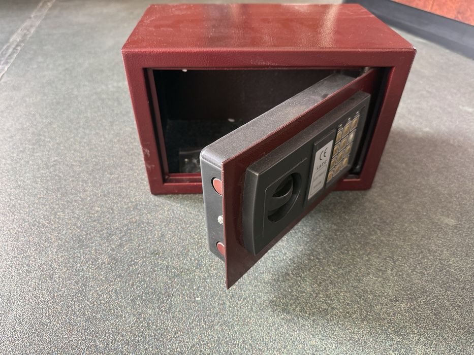 Сейф меблевий електронний