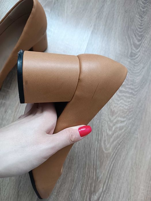 Buty na obcasie karmelowe czółenka