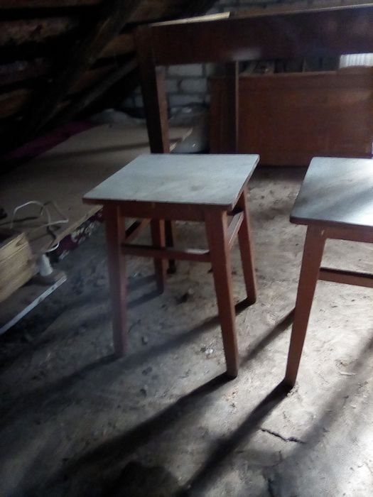 Продаються б/у 2 крісла, письмовий та гостинний стіл