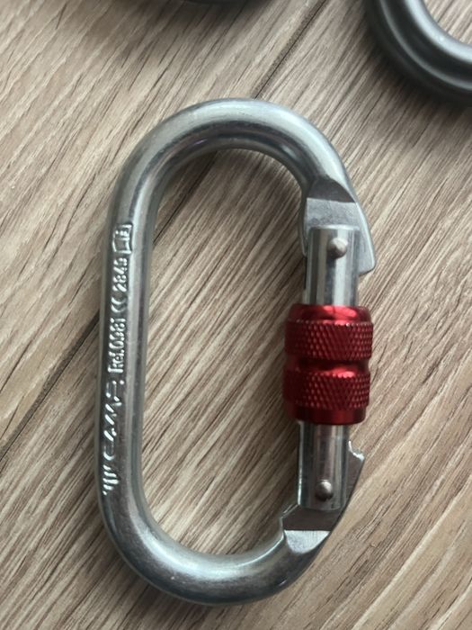 Karabinki alu triactlock i stalowe zakrecane tree runner i camp