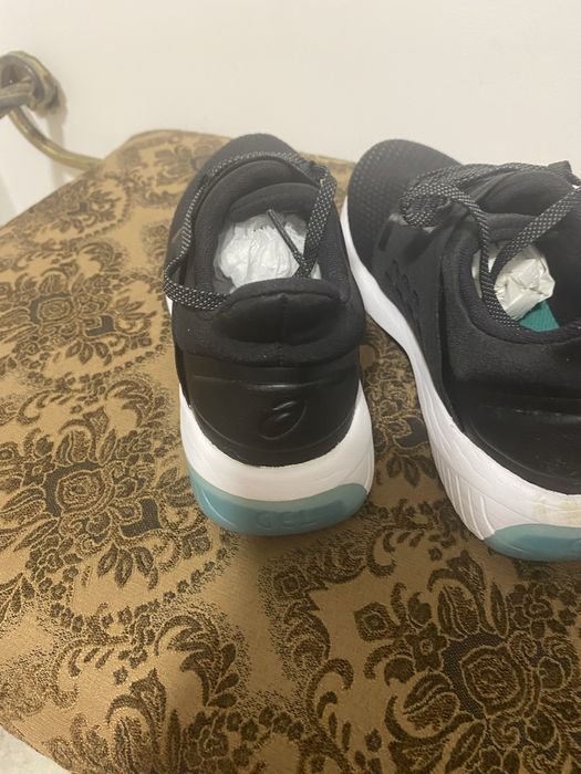 Продам кросівки asics