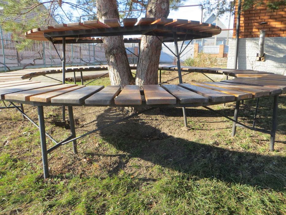 Стол и скамейка вокруг дерева.