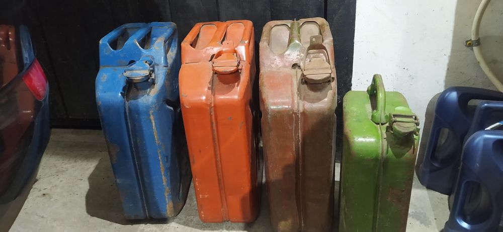 Продам канистры 20 л.