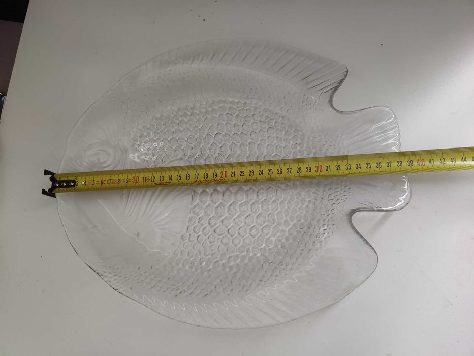 prato de vidro em forma de peixe