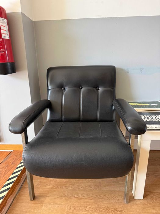 cadeirão preto quadrado com pés em aço