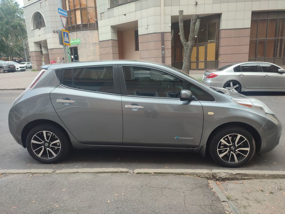 Продам Nissan Leaf