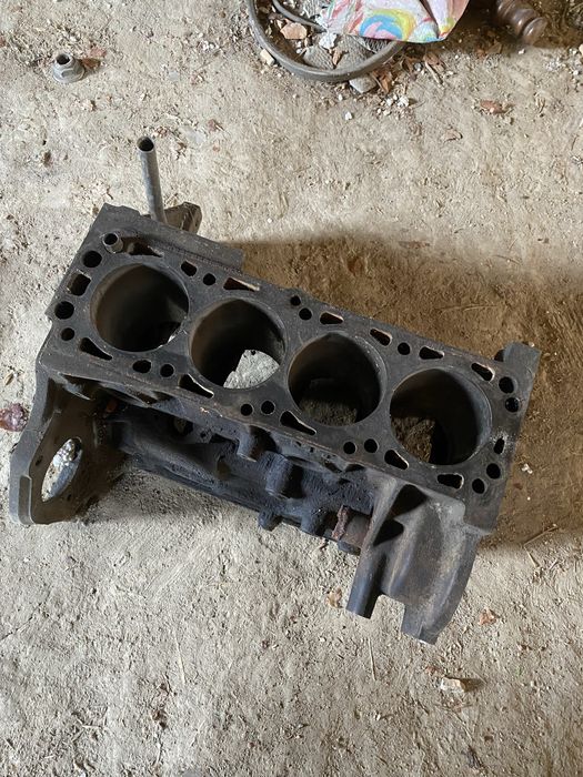 Блок циліндрів з поршнями опель вектра А 1.6