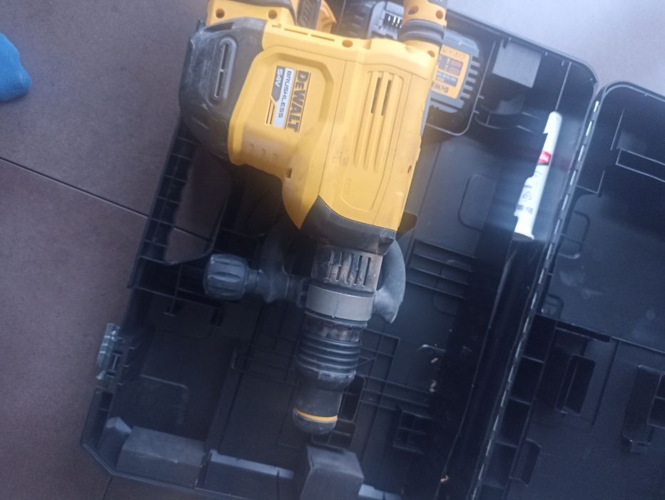 Młot wyburzeniowy SDS MAX 54V 10.5J DeWALT DCH832