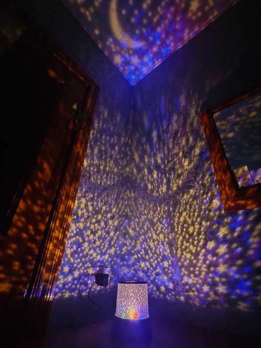 Нічник-проектор зоряного неба