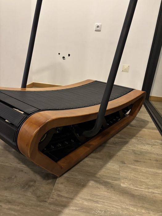 Passadeira corrida curva - acabamentos em madeira