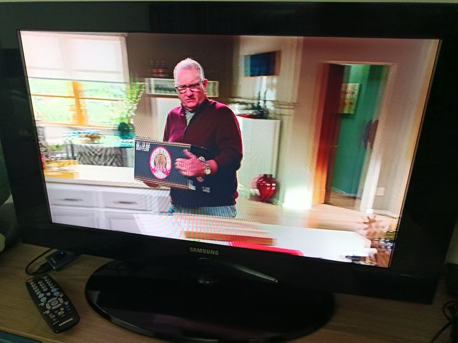 Samsung 32" LCD + Comando + Switch HDMI Oferta