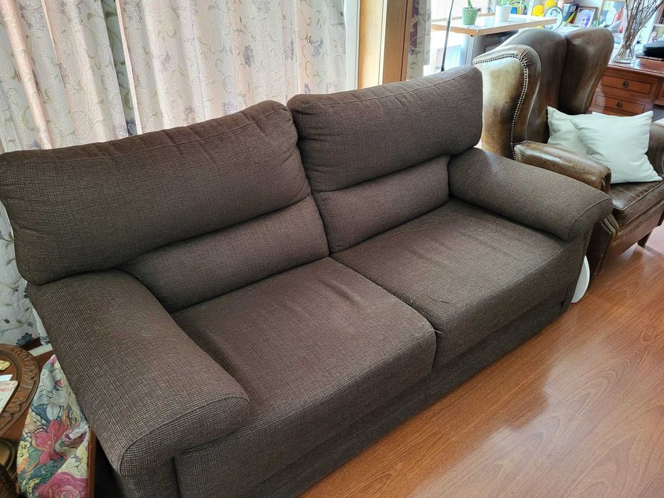 Sofá castanho de sala