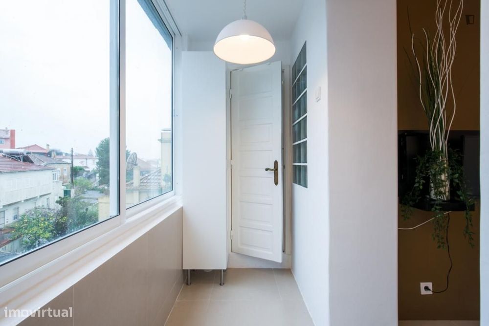 Quarto - localizado em Oeiras Lisbon