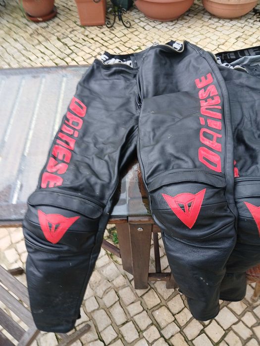 Duas calças Dainese em cabedal
