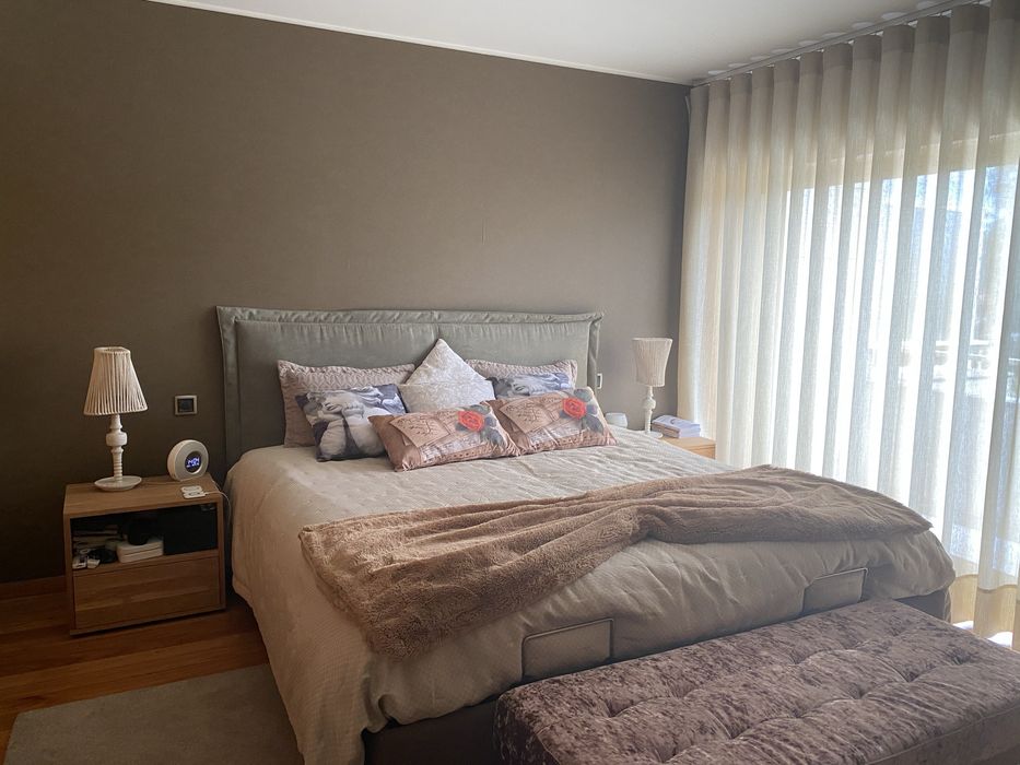 Conjunto 4 moveis: 2 mesinhas cabeceira, cómoda, camiseiro, banqueta