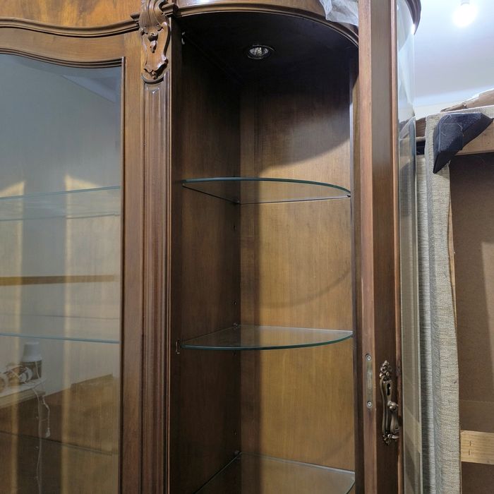 Cristaleira de sala clássica