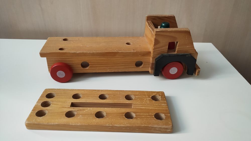 Stare drewniane auto ciężarowe