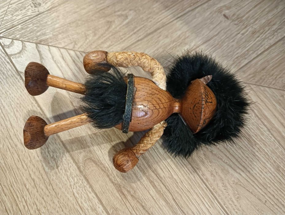 Figurka jaskiniowiec drewniany z futerkiem