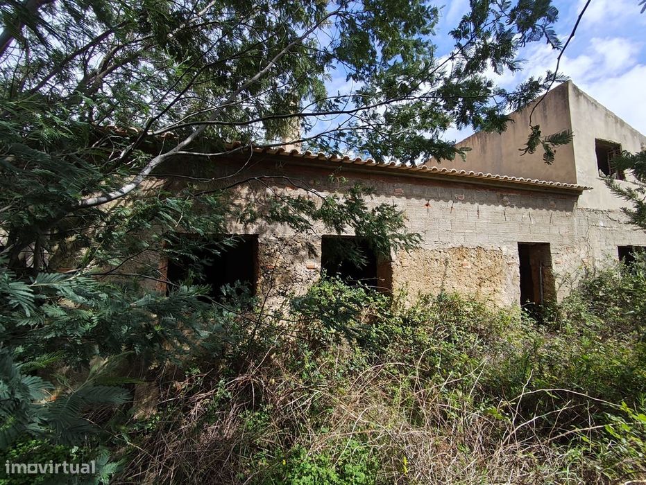 Terreno com construção a 10 min do Autódromo Internacional do Algarve