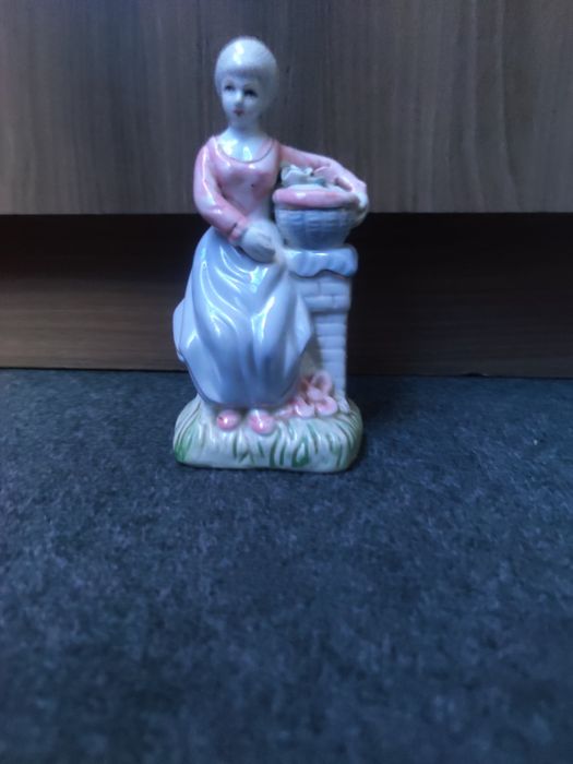 Stara porcelana cała prawdopodobnie z PRL-u