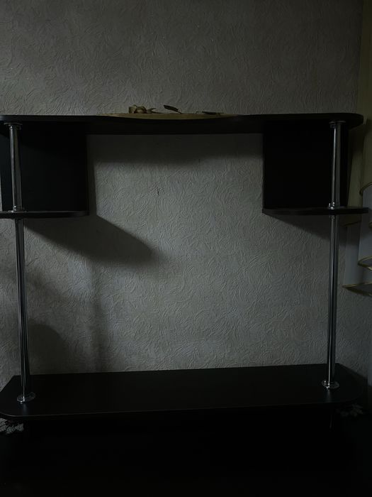 Продаеться Компютерный стол  в хорошем состоянии