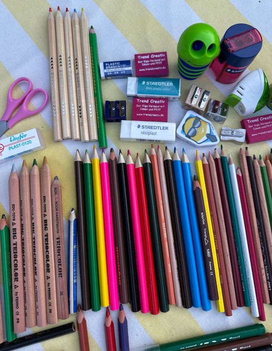 Олівці та фломастери в школу для школярів 150 штук