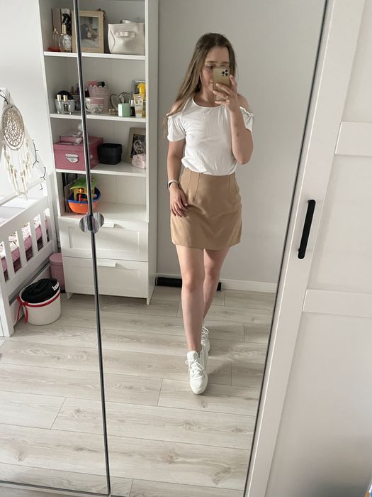 Biały t-shrit z odrytymi ramionami