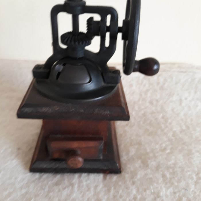 Dwa młynki antyki cena ost.