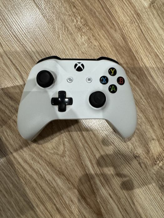 Xbox One S 1 Tb + Kinect + gry