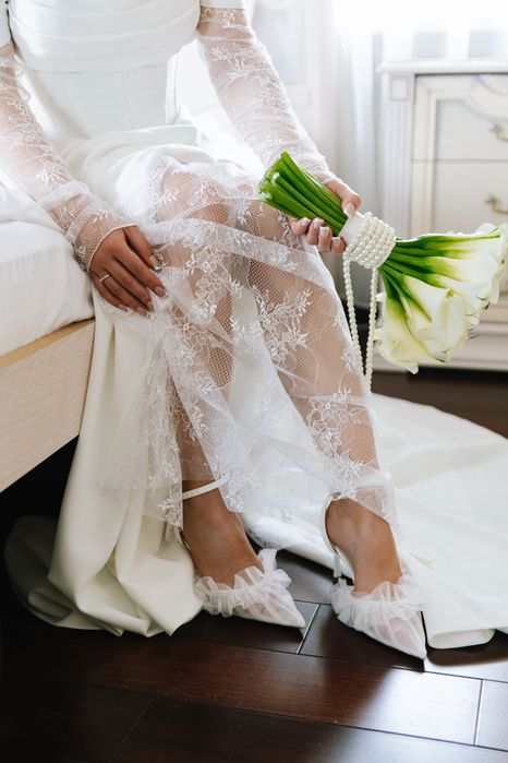 Весільна біла сукня зі шлейфом