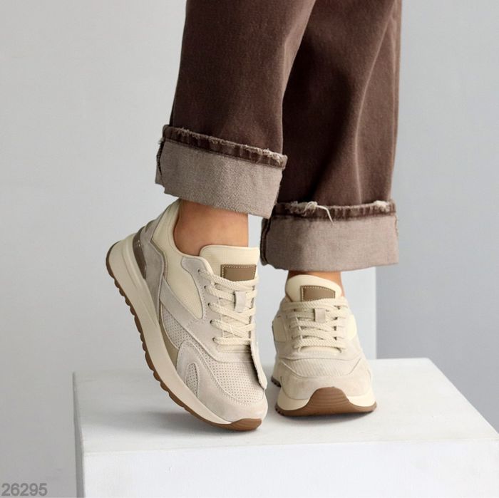 Зручні жіночі замшеві кросівки