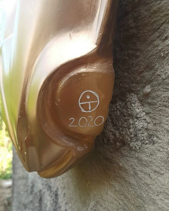 Escultura única de Elon Musk com cabeça de lobo