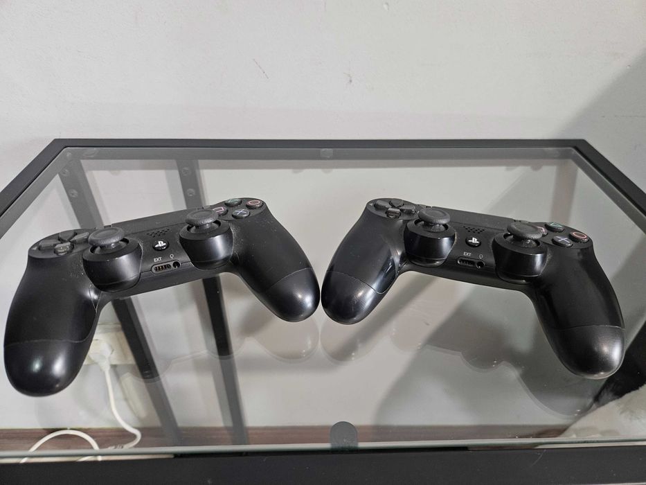 PlayStation 4 500GB + 2 comandos – ótimo estado