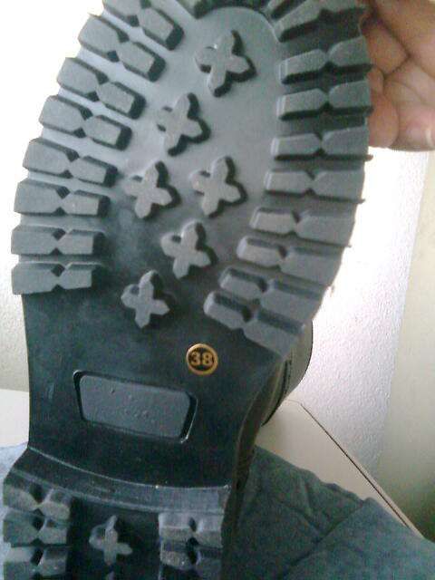 Botas de couro, cano curto, novas, liquidação