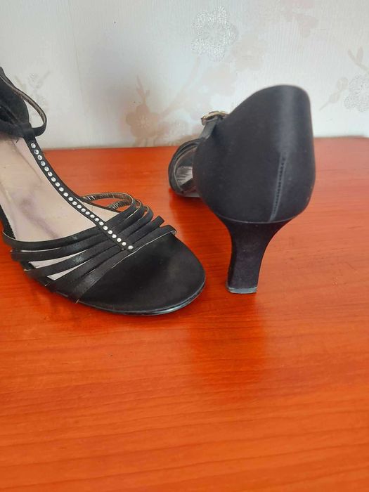Sandálias pretos com brilhos