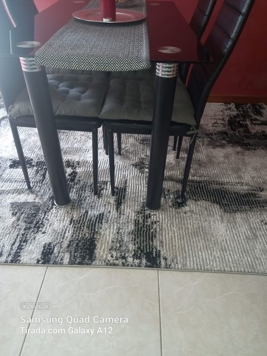 Mesa de vidro de jantar e 4 cadeiras