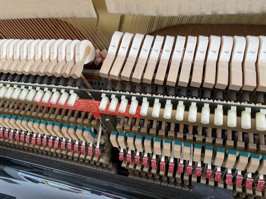 Piękne, czarne  pianino Yamaha MX100A