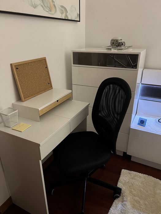 Quarto mobilado com WC privativo