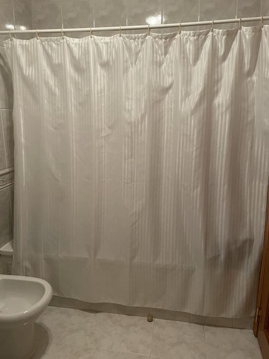 Cortina de duche branca, aspeto tecido + varão