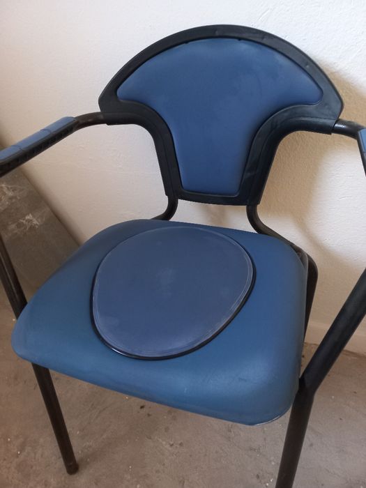 Krzesło toaletowe z pojemnikiem