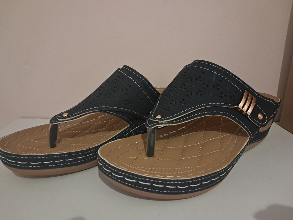 Klapki japonki na koturnie