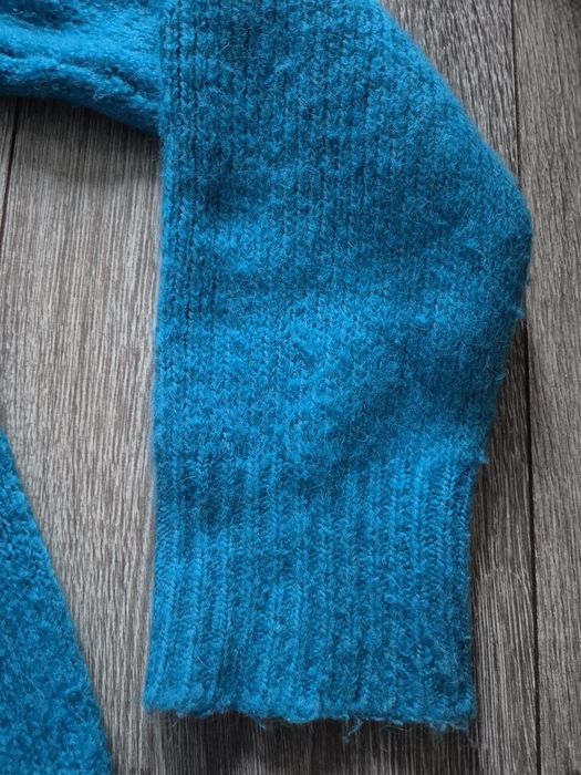 Ciepły sweter koloru morskiego