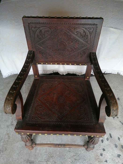 Duas poltronas antigas de couro