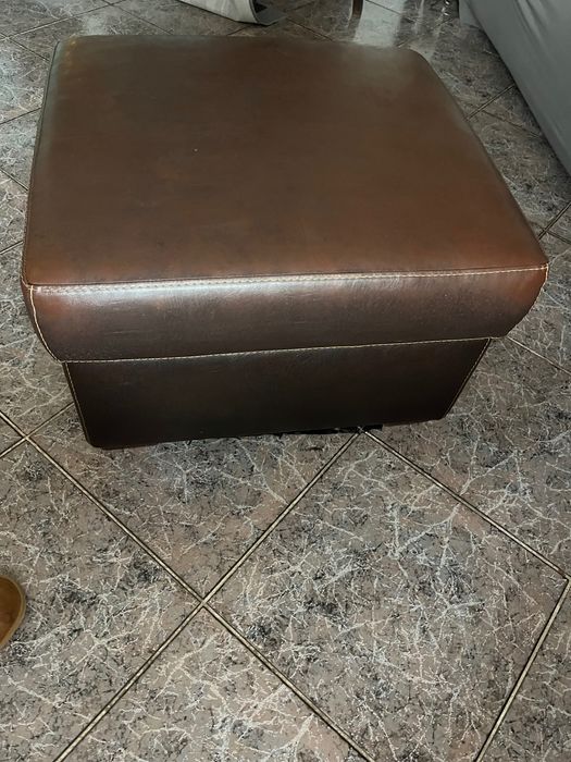 Puf castanho pele sintética